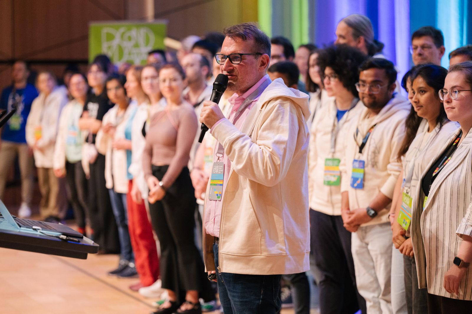 Alexander Hendorf auf der Bühne der PyCon DE & PyData Konferenz