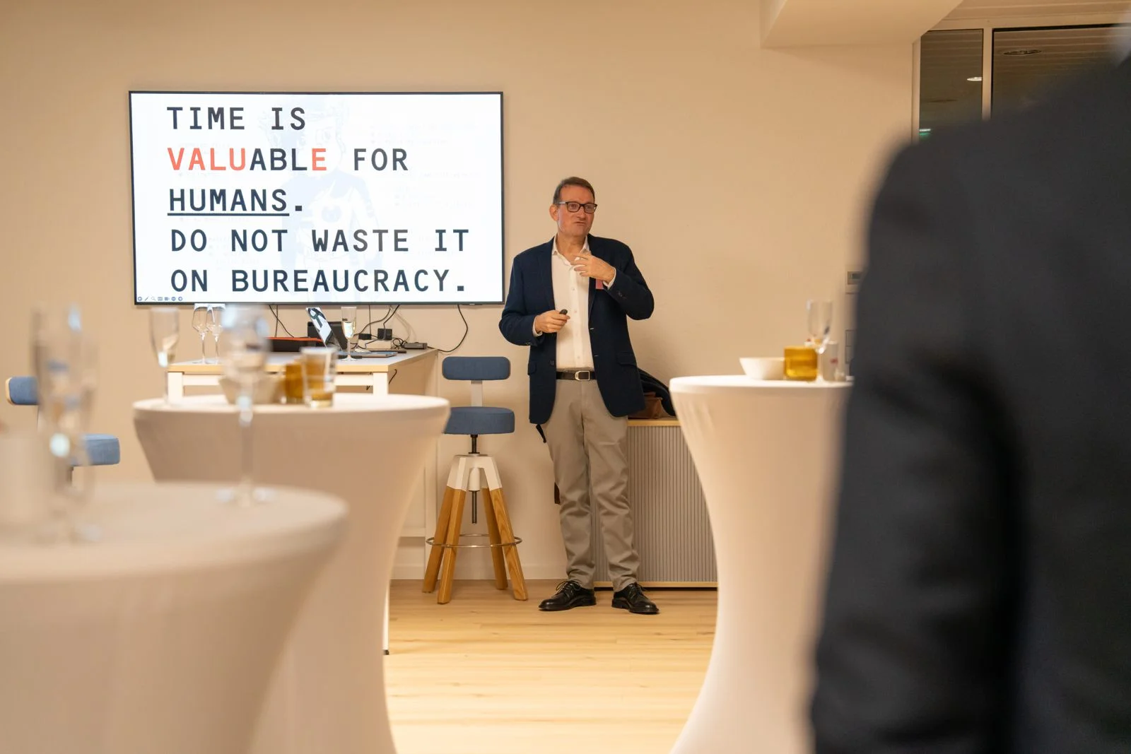 Alexander Hendorf leading an executive workshop on AI strategy