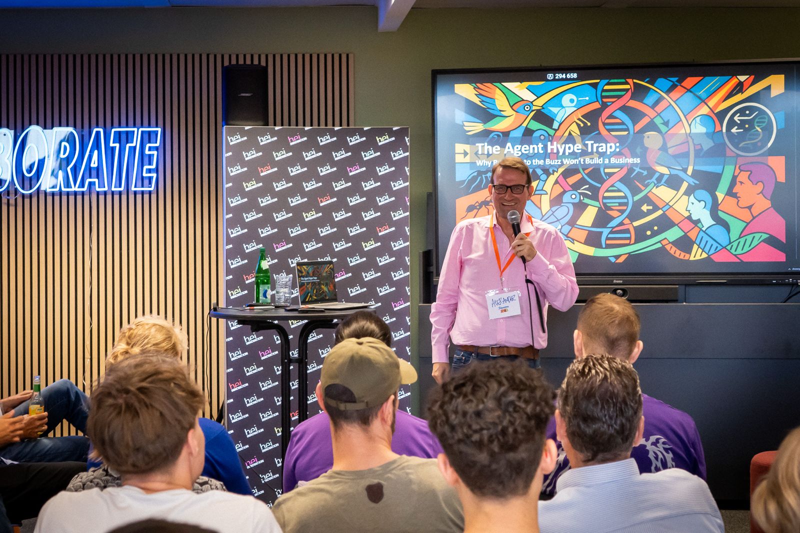 Alexander Hendorf hält den Vortrag The Agent Hype Trap vor Publikum bei hei Innovation, Universität Heidelberg