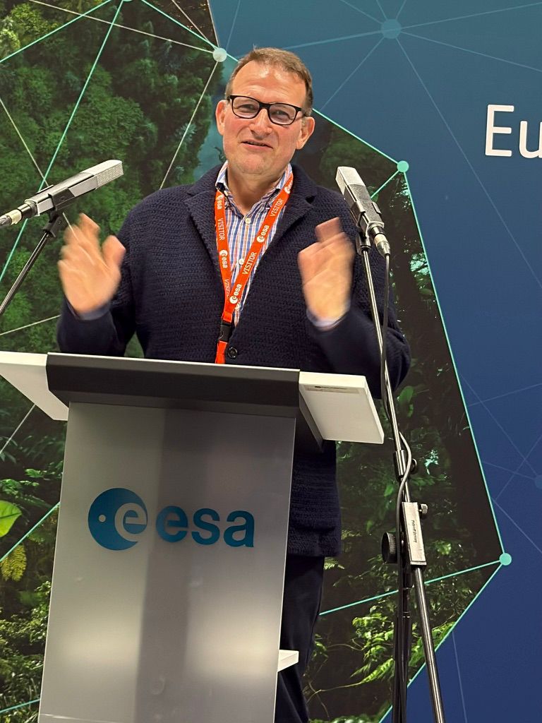 Alexander Hendorf spricht auf dem Podium der European Space Agency über Structured Automation with Agentic AI