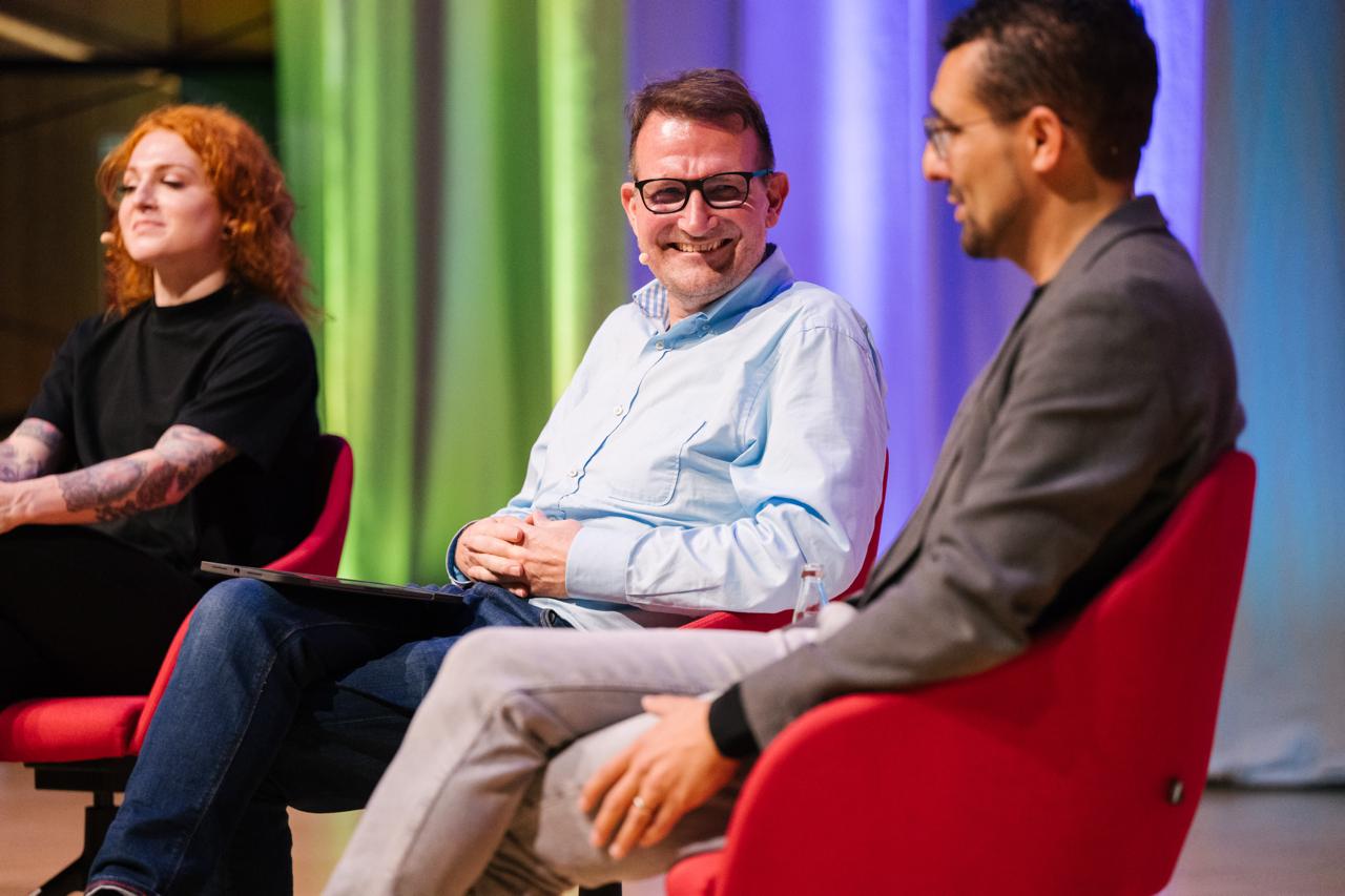 Alexander Hendorf moderiert ein Panel mit Ines Montani (spaCy/Explosion) auf der PyCon DE