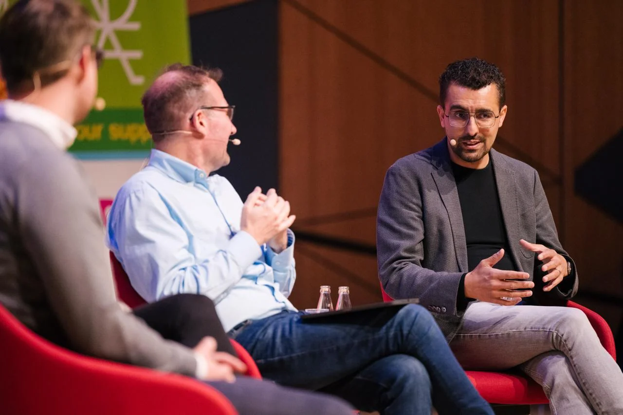 Panel discussion with Alexander Hendorf and other experts on a conference stage